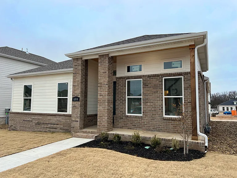 6304 Luna Ln — Photo 1