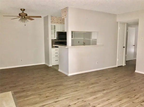 700 Thicket Ln APT 303, Houston, TX 77079