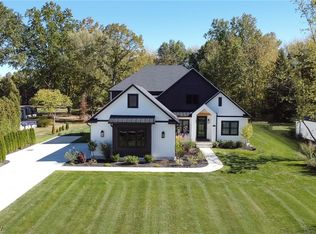 2215 Bradley Rd, Westlake, OH 44145