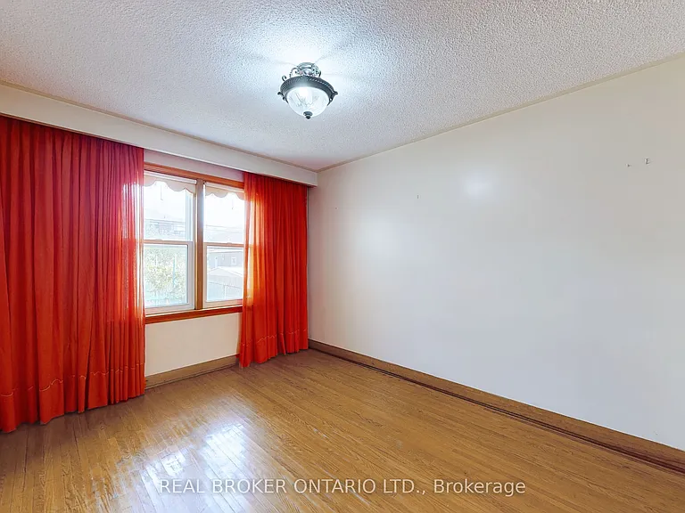 3241 Dufferin St — Photo 10