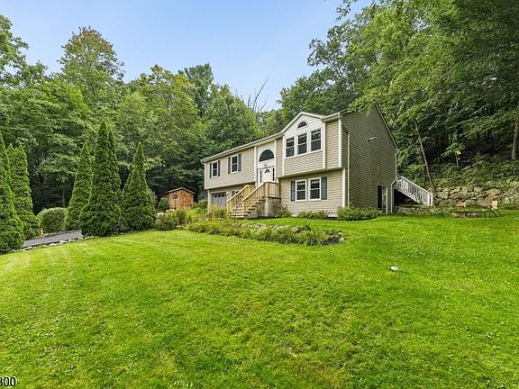 3rd image of 84 Fairlawn Dr