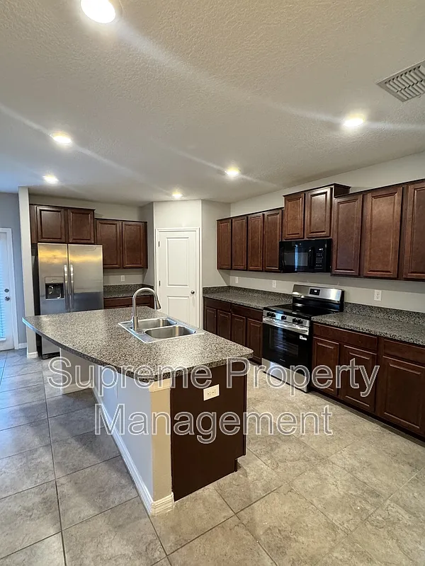 5 bed, 2.5 bath, 2264 sqft, $2,799 — Photo 2
