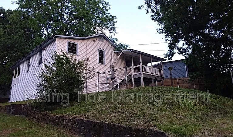 1208 Waverly St — Photo 12