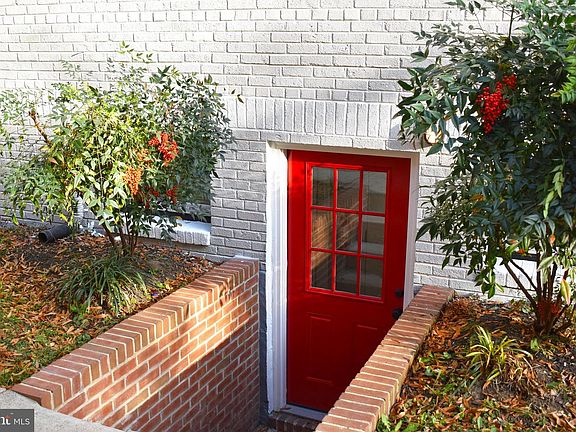 4th image of 4474 Macarthur Blvd NW