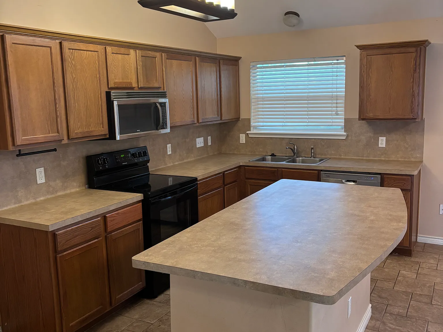 3 bed, 1555 sqft, $2,000 — Photo 3