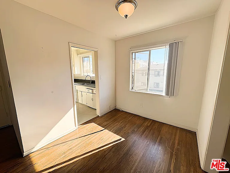 470 S Mariposa Ave #16 — Photo 3