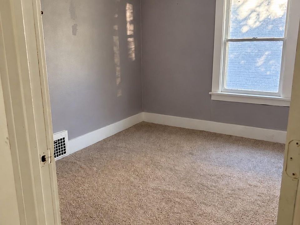 2nd image of 4318 Erskine St