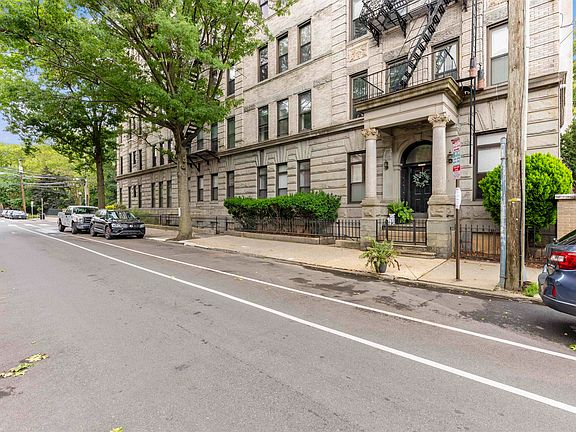 3rd image of 258 Barrow St APT 1B