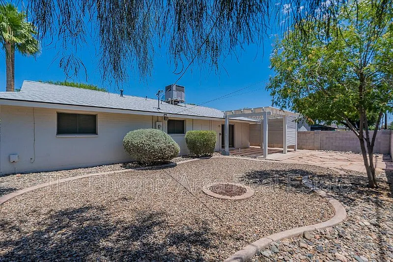 3 bed, 2.0 bath, 1968 sqft, $2,650 — Photo 4