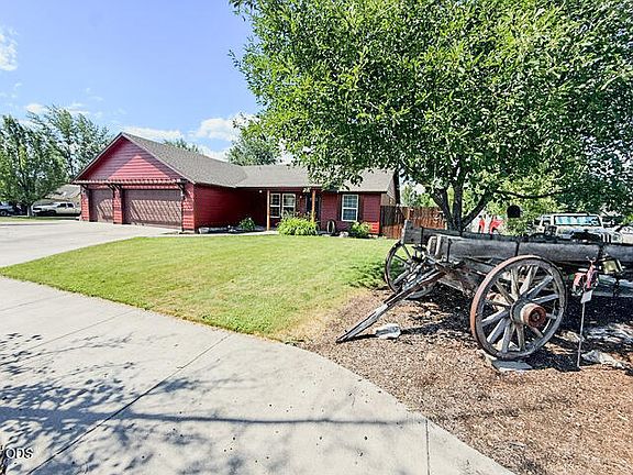 2nd image of 699 NE Fieldstone Ln