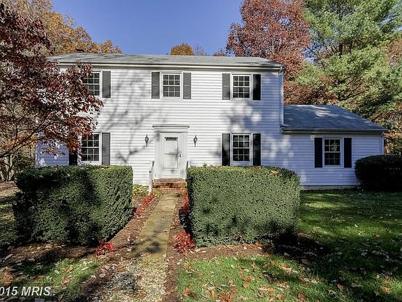 FRONT ENTRANCE W/CIRCULAR DRIVEWAY