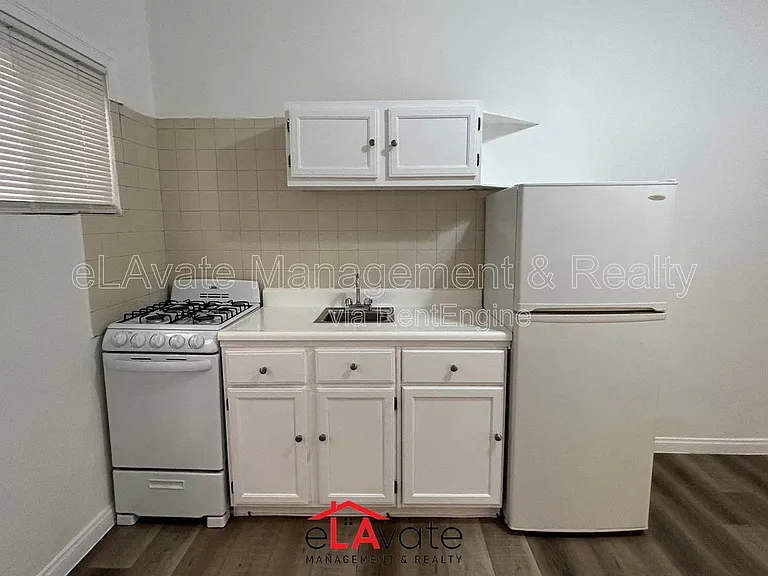 819 Irolo St — Photo 3