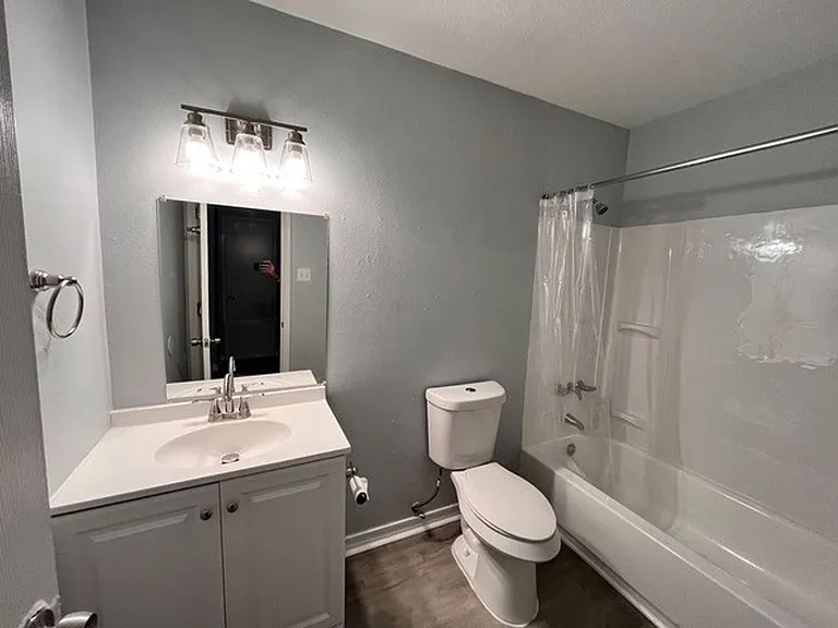 1105 New Laredo Hwy #202 — Photo 3