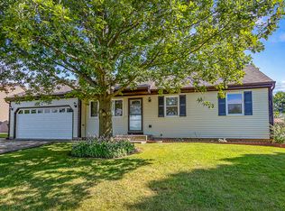 221 Bolz Rd, Carpentersville, IL 60110