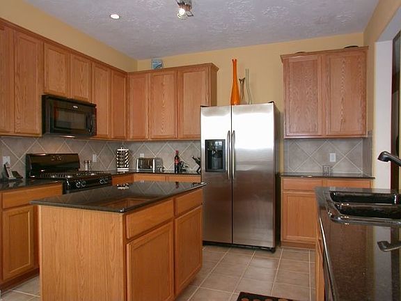 Amazing kitchen!  Gas range, upgraded backsplash, paint color.