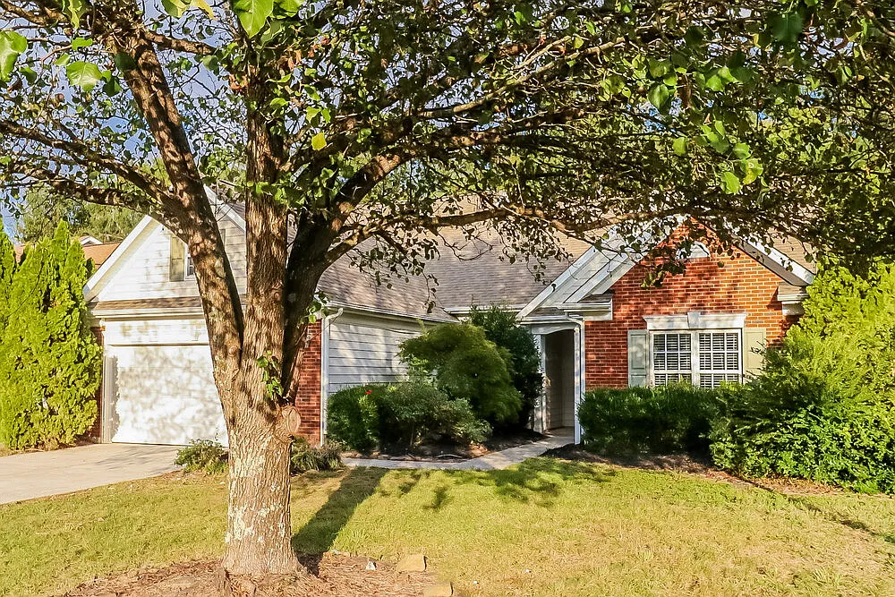3 bed, 2.0 bath, 2090 sqft, $2,340 — Photo 4