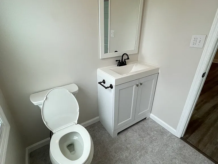 1st floor 1/2 bath