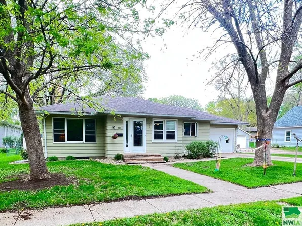 317 4th St SW, Orange City, IA 51041