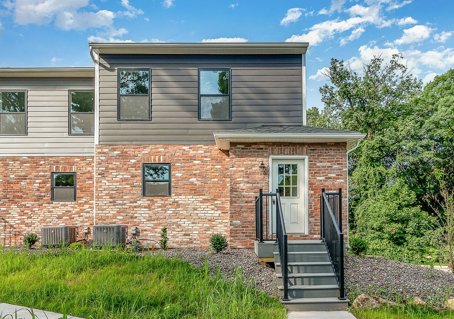 Welcome to this brand new charming 3-bedroom, 2.5-bathroom end unit town-home located in the desi... — Photo 2