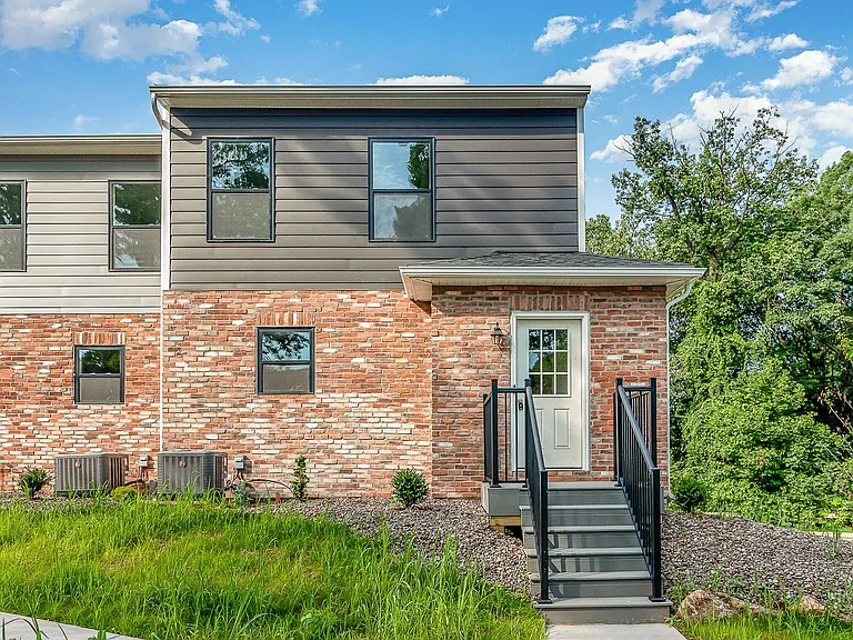 158 High Pointe Dr — Photo 2