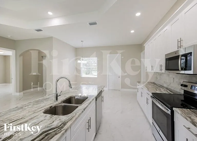 2811 45th St SW — Photo 6