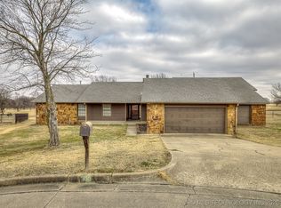 300 Ridgecrest Ct, Bartlesville, OK 74006