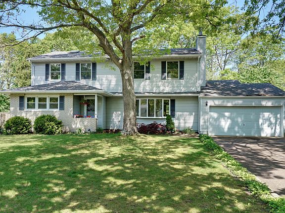 5th image of 26 Bristol Ct