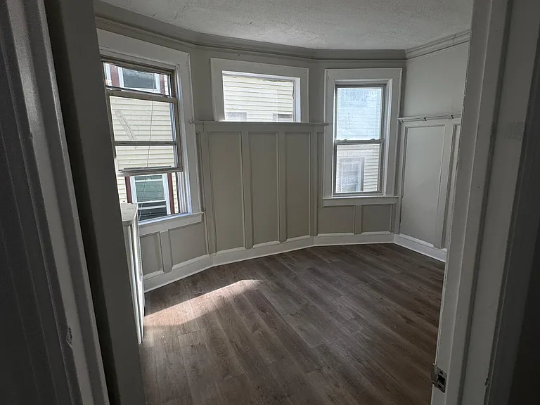 75 Chelsea Ave — Photo 4