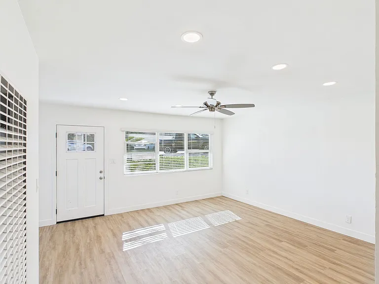 330 W I St — Photo 43