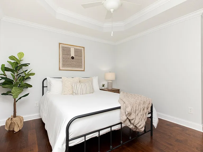 Bedroom 2 w/Queen Bed & TV streaming