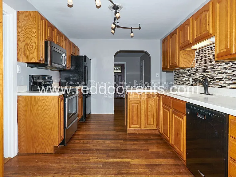 385 W Hawthorne St — Photo 2
