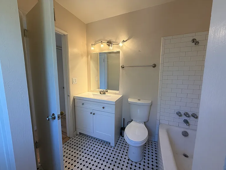 L6 — Photo 22