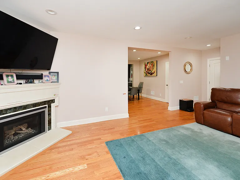 214 Oak St — Photo 3
