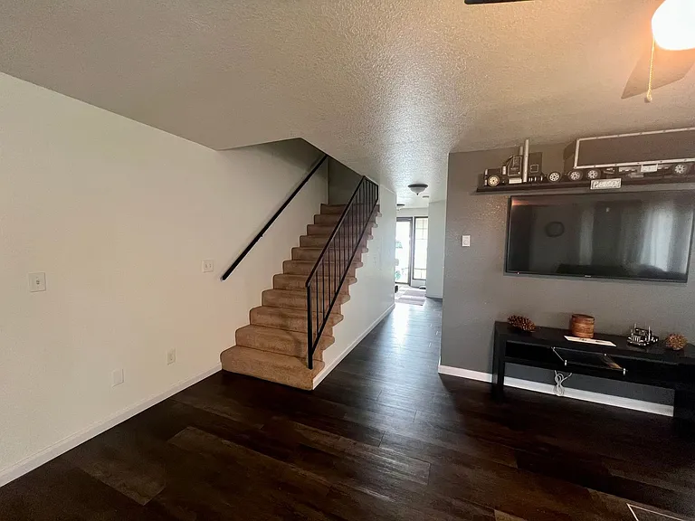 1130 Hemlock Ct — Photo 6