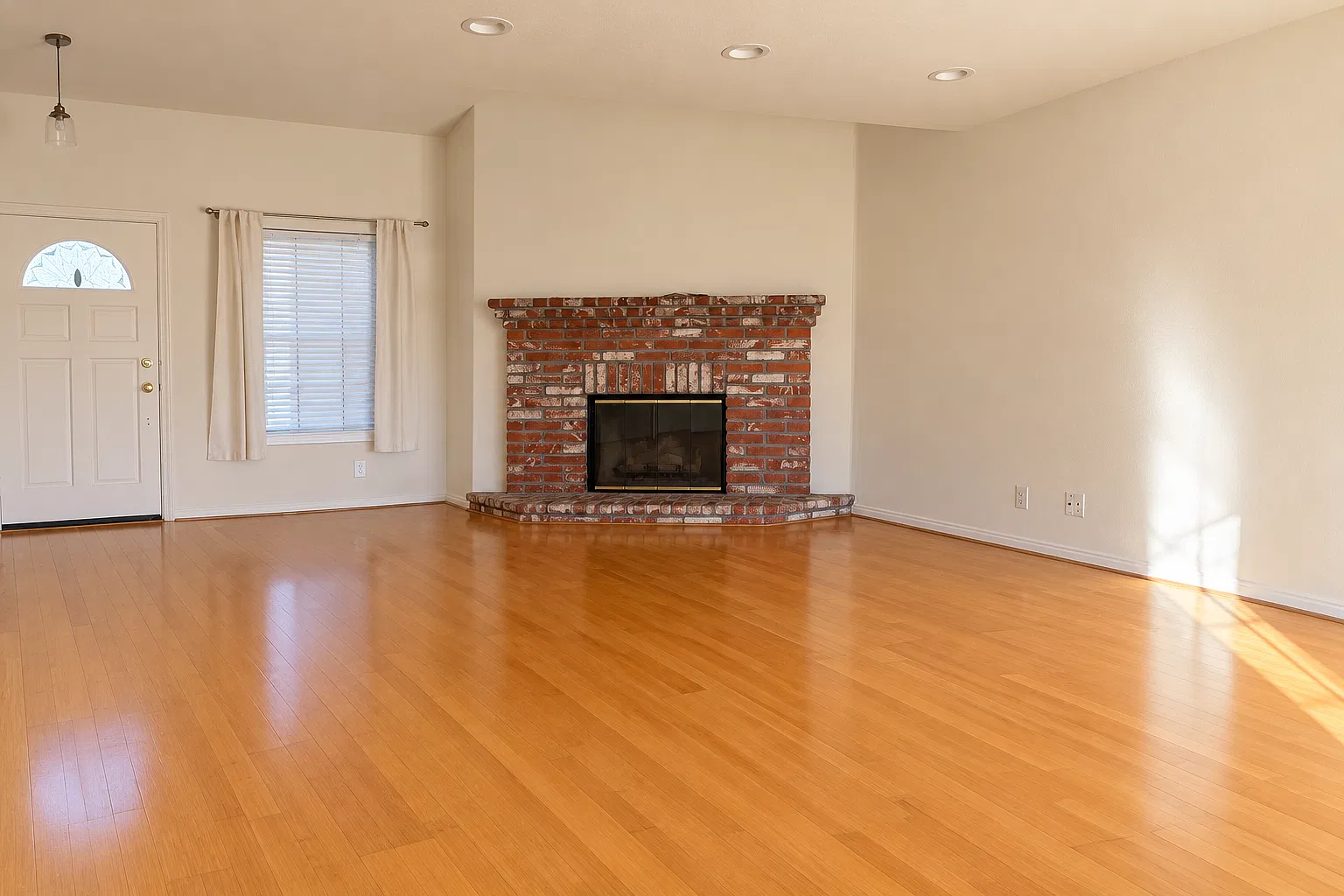 3 bed, 2.5 bath, 1515 sqft, $4,300 — Photo 4