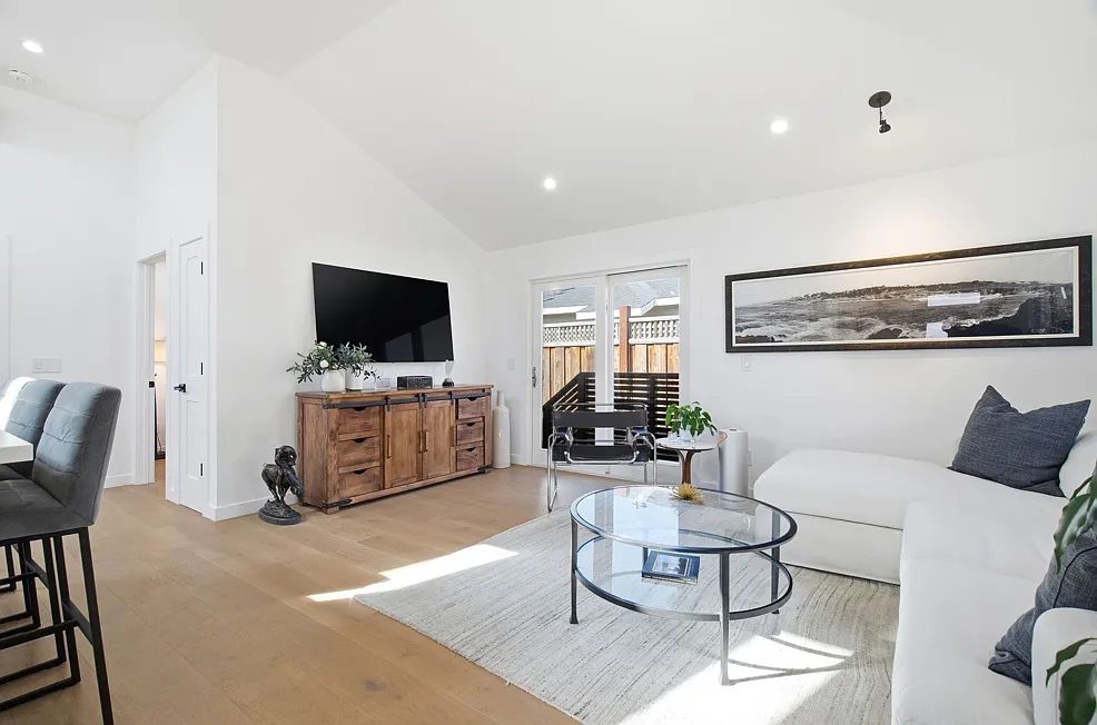 2 bed, 850 sqft, $4,200 — Photo 3