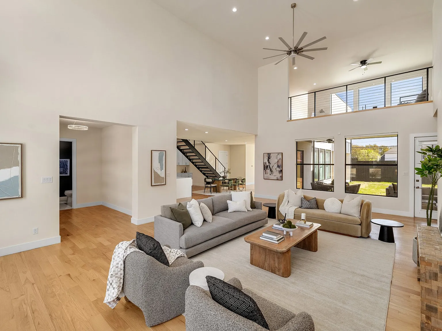 6 bed, 6.5 bath, 6411 sqft, $12,000 — Photo 3