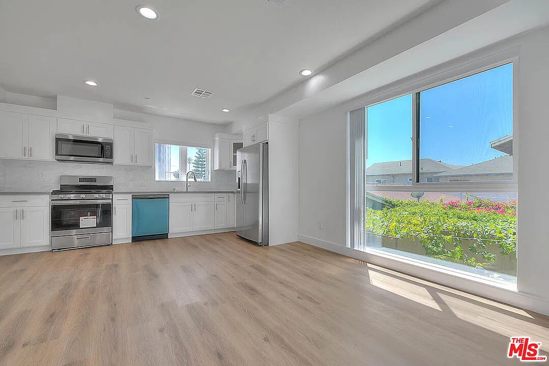 3 bed, 3.0 bath, 1215 sqft, $3,390 — Photo 2