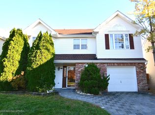 55 Glen Oaks Ct, Old Bridge, NJ 08857
