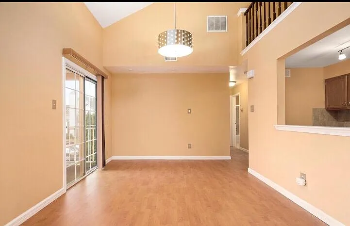 352 Andover Pl — Photo 4