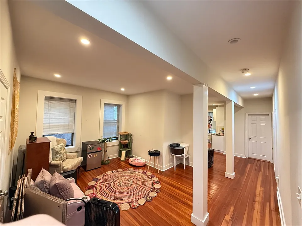 4 Hamlet St #1