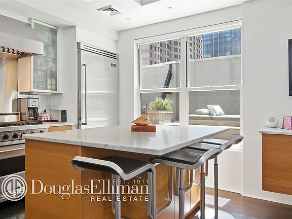 3rd image of 200 W 54th St Ph F