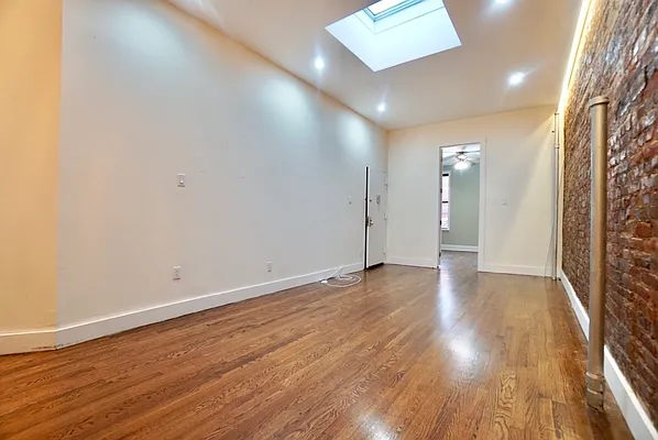 Rented by Aron Fried, LREB | media 23