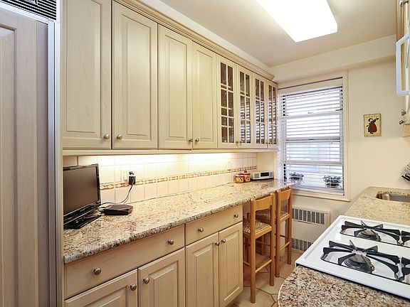 4th image of 1 Washington Sq APT 4D