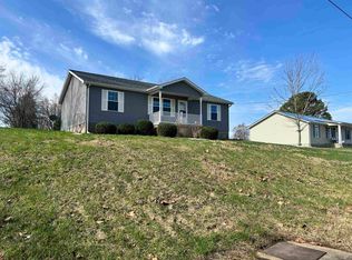 718 E Lyon St, Morganfield, KY 42437