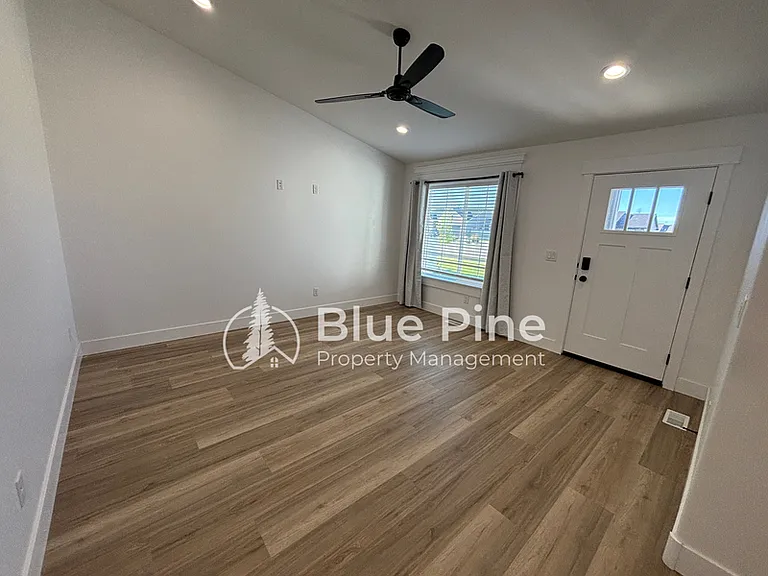 4403 E Hatch Hollow Ln — Photo 2