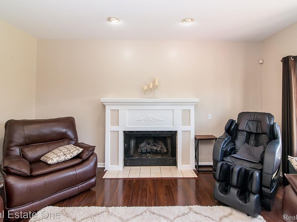 374 Robert Ct, photo 30
