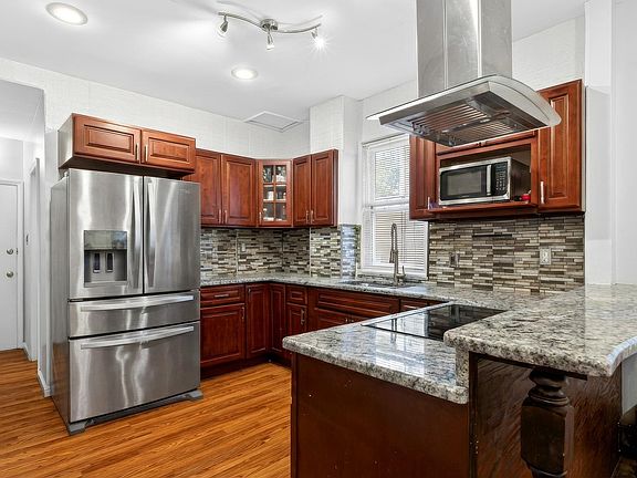 4th image of 102 W 43rd St