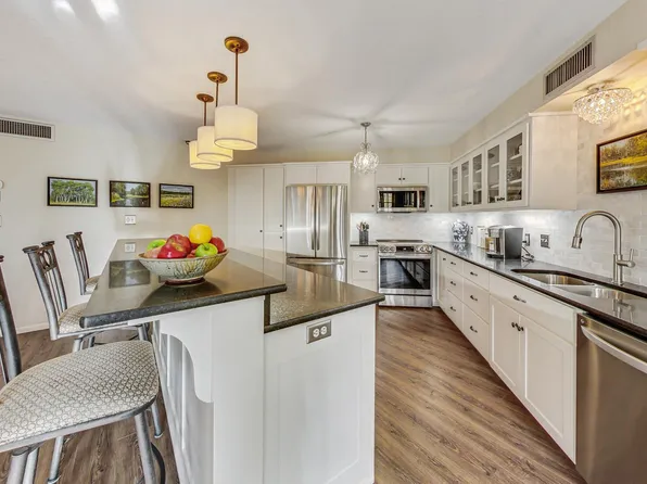 1850 Eagle Ridge Dr #E307, Mendota Heights, MN 55118