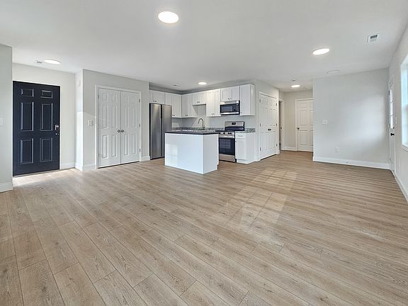 3rd image of 7 Paris Creek Ct
